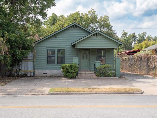 2703 E Cesar Chavez ST