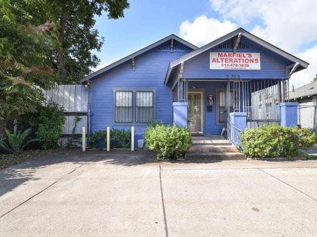 2703 E Cesar Chavez St