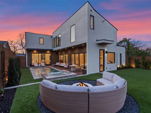 2703 Little John LN