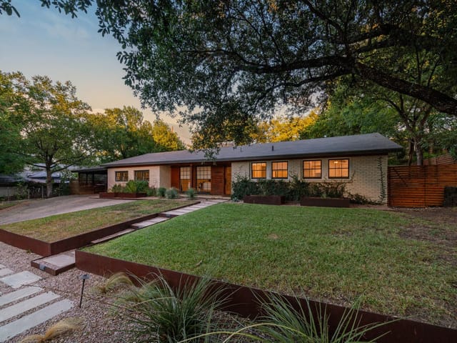2703 Oakhaven Dr