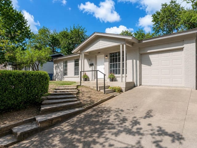 2704 Carnarvon LN