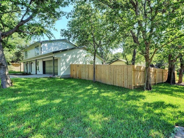 2704 Loyola Ln