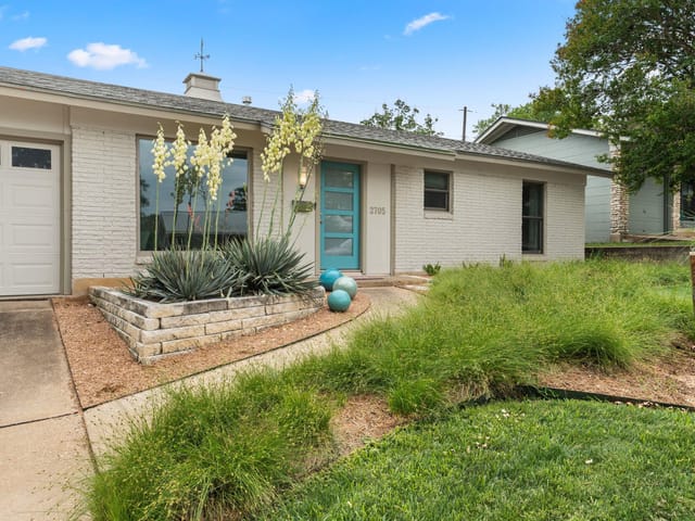 2705 Little John LN