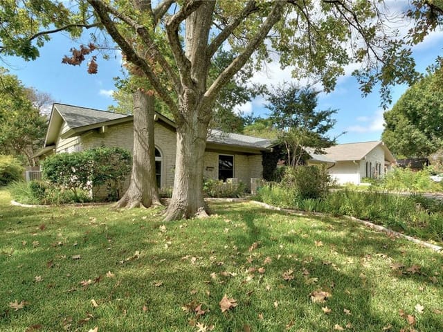 2707 Benbrook Dr