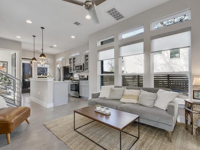 2709 E 3rd St Unit #2