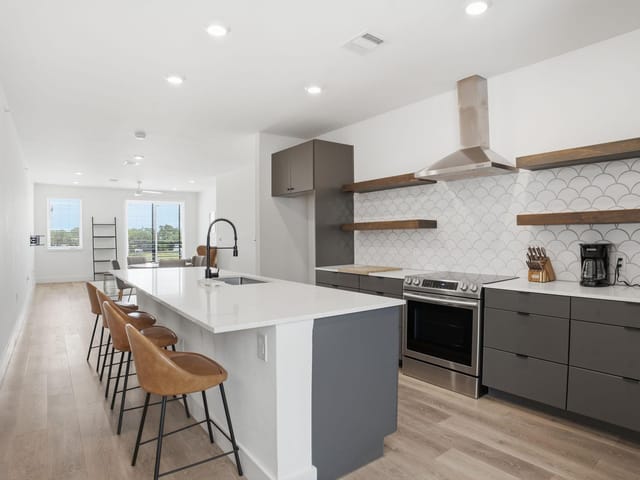 2709 E 5th ST Unit #1306