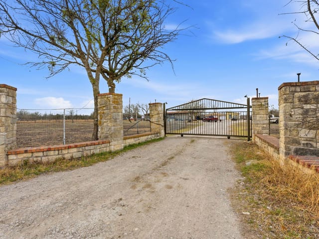 271 Crossroads Dr