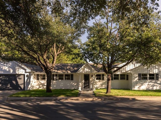 2710 Greenlawn PKWY