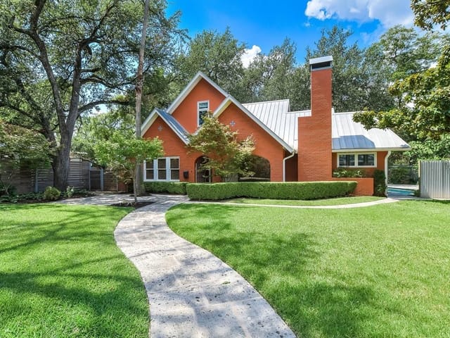 2712 Oakhurst Ave