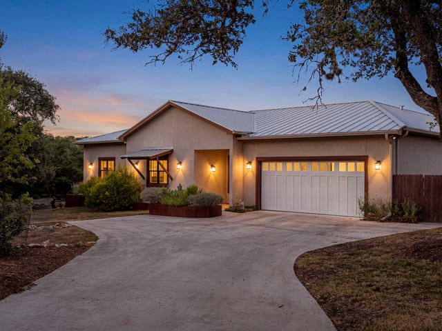 2713 Leslie LN
