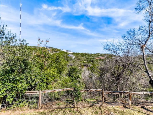 2717 Trail Of The Madrones