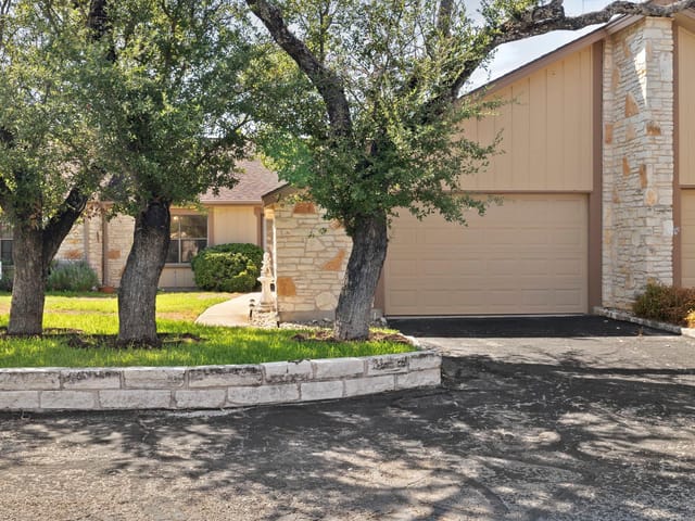 28 Oaks PL