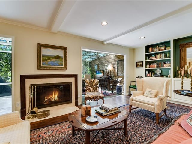 28 Woodstone SQ