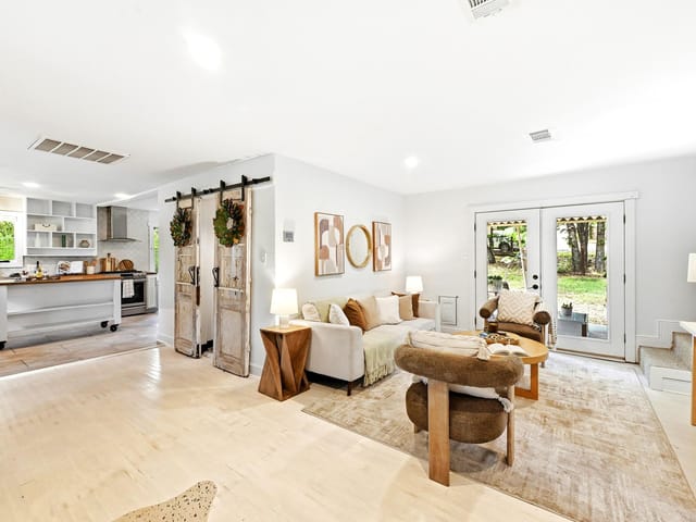 2802 De Soto DR