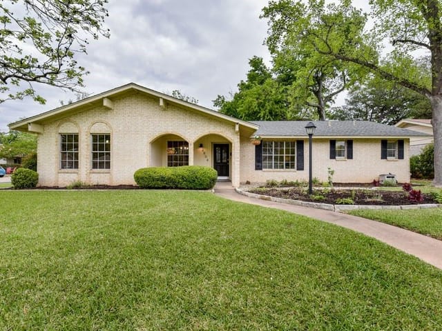 2804 Benbrook Dr