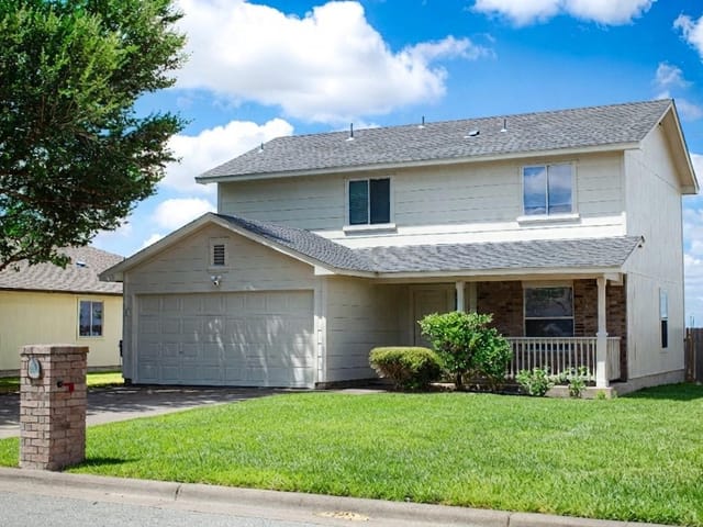 2805 Tyler LN - property photo 1 - Luxury home in Rob Roy Estates, Taylor, TX