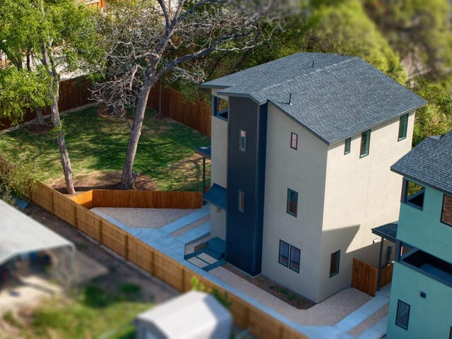 2818 E 22nd St Unit #3