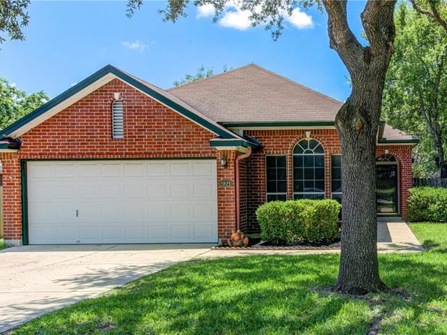 2821 Feathercrest Dr