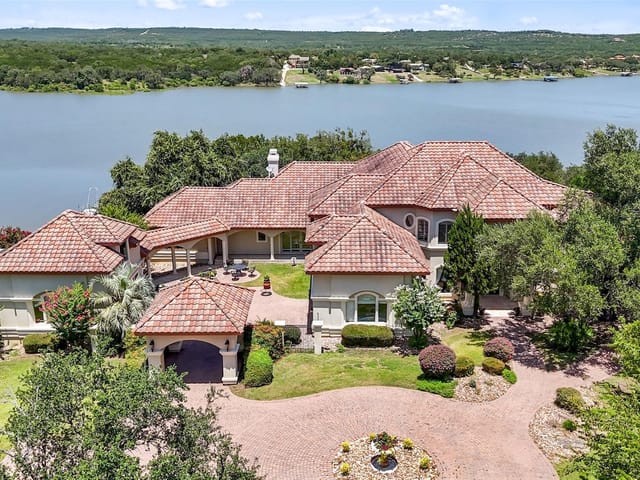 2901 Cliff PT - front exterior - Luxury home in Lakecliff On Lake Travis Sec 1, Spicewood, TX
