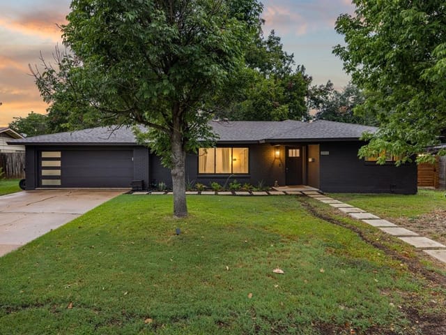 2902 Skylark Dr