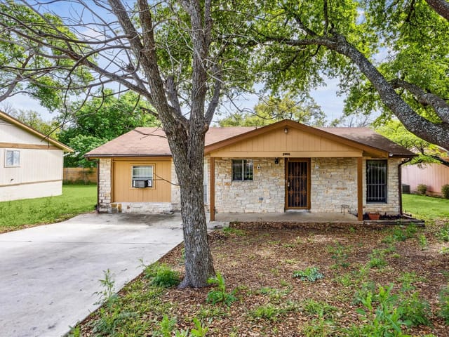 2905 Glen Oaks Dr