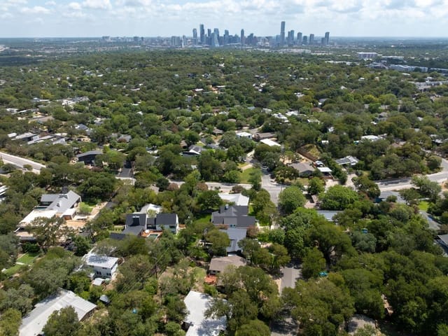 View 2906 Oakhaven DR in Barton Hills Sec 01 2906 Oakhaven DR - property photo 1 - Luxury lot in Barton Hills Sec 01, Austin, TX