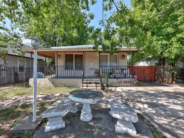 2909 E 5th St