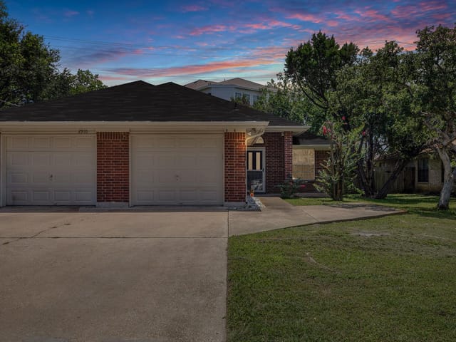 2910 Whisper Oaks LN