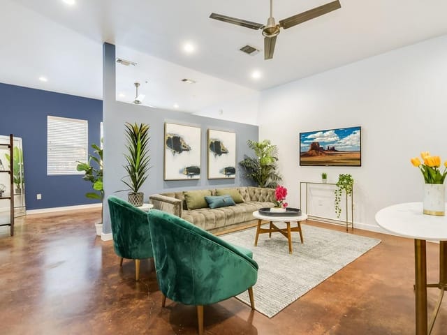 2931 E 12th St Unit #104