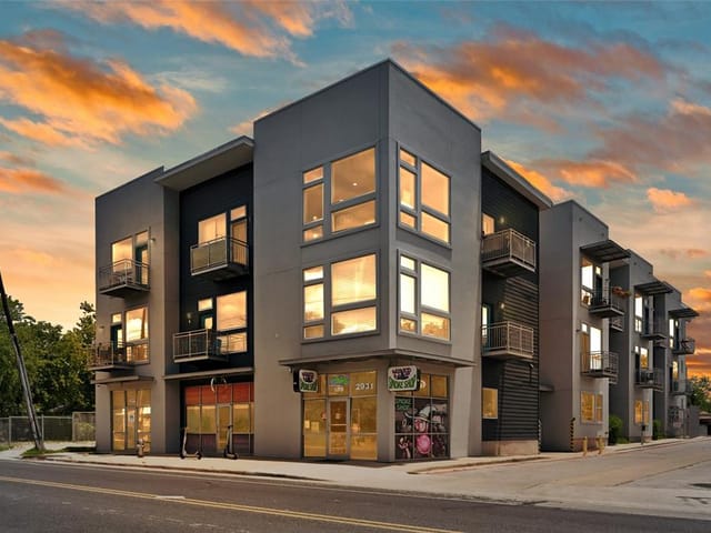 2931 E 12th St Unit #300