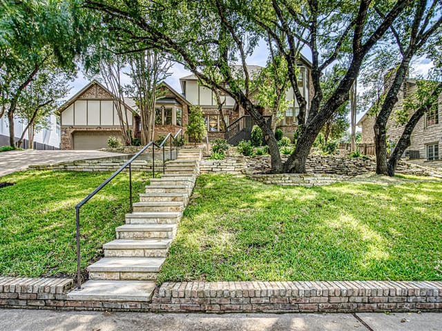 2935 Thousand Oaks Dr