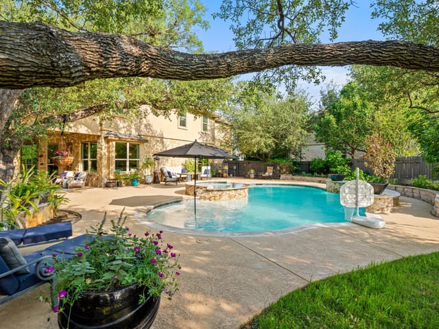 300 Apache Dr