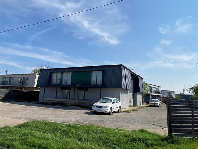 300 Carmen Ct