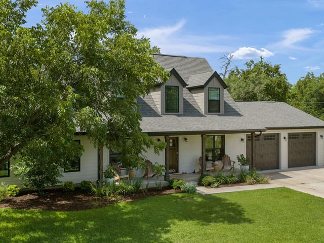 300 E Bluebonnet LN