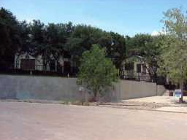 300 WOODLAKE CRES