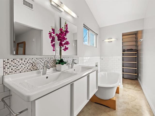 3002 Birdwood CIR