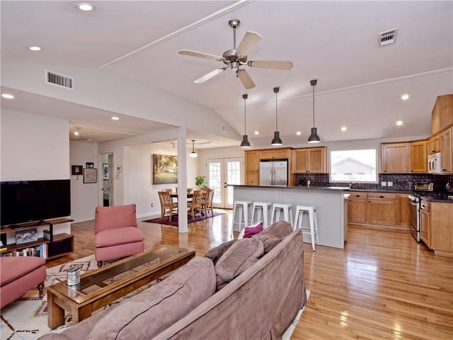 3003 Perry Ln