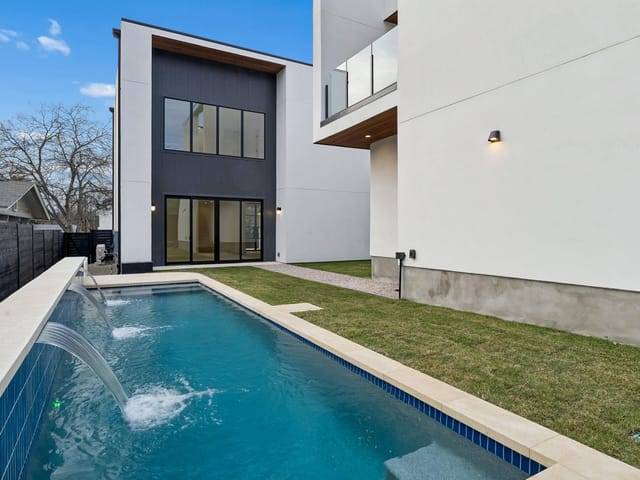 3007 Locke LN
