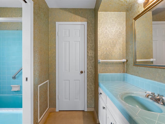 301 Cedar CIR