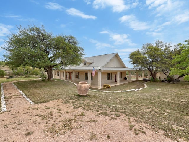 301 Hall Ln
