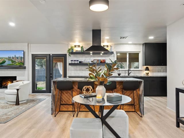 301 Thelma Dr