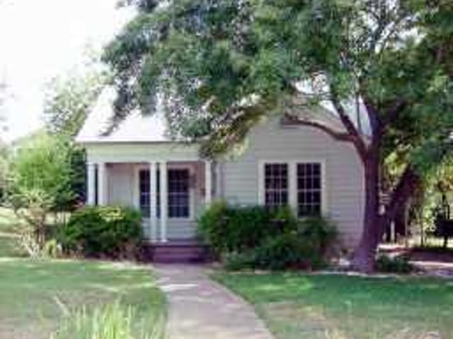 301 W LIVE OAK ST