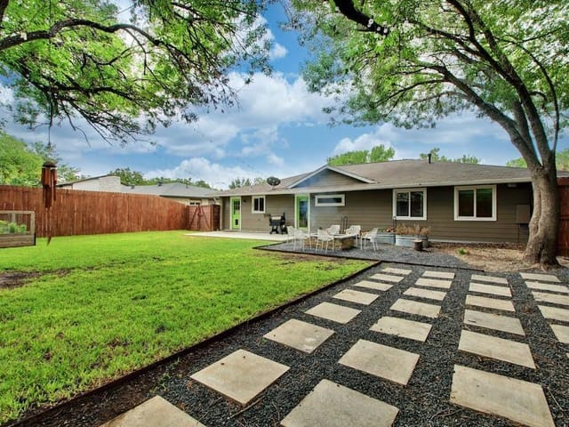 3012 Val Dr