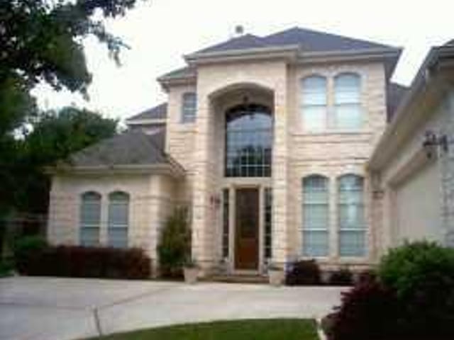 3018 CHATELAINE DR