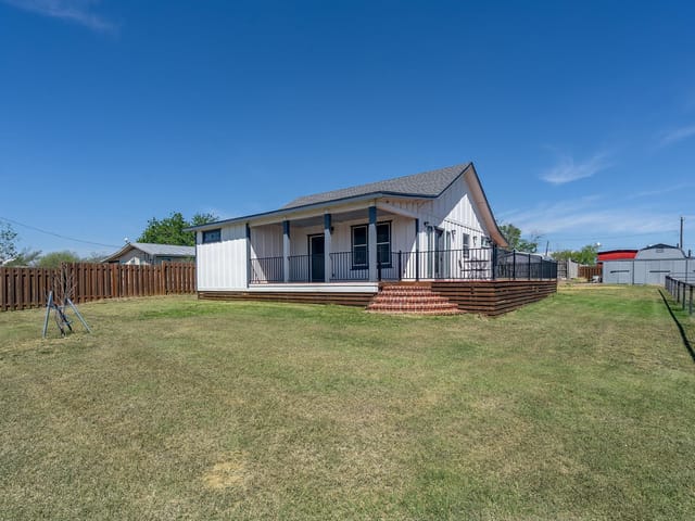 302 N Austin St