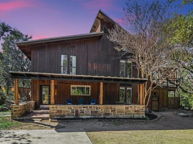 302 N Lake Hills Dr