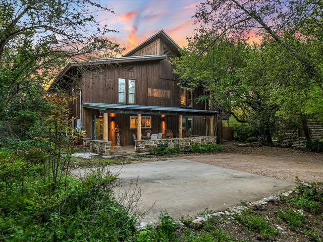 302 N Lake Hills DR