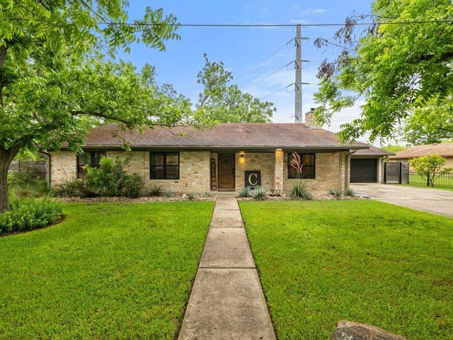 302 Schramm Rd