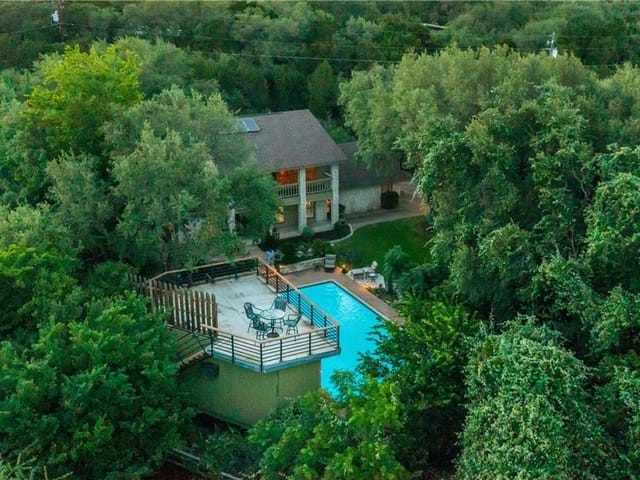 302 Woodlake CIR