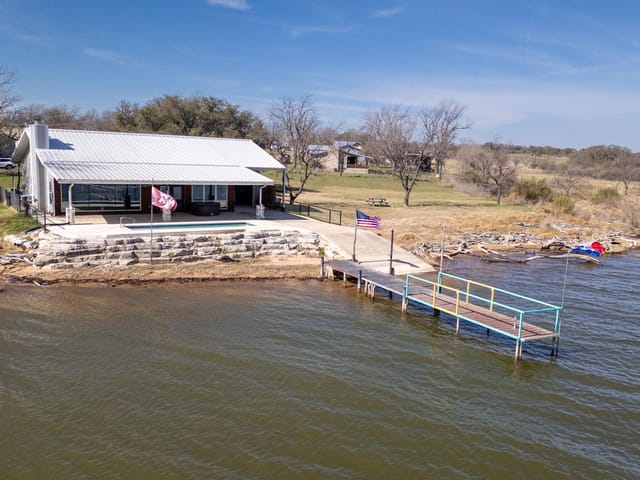 303 Lakeshore Loop